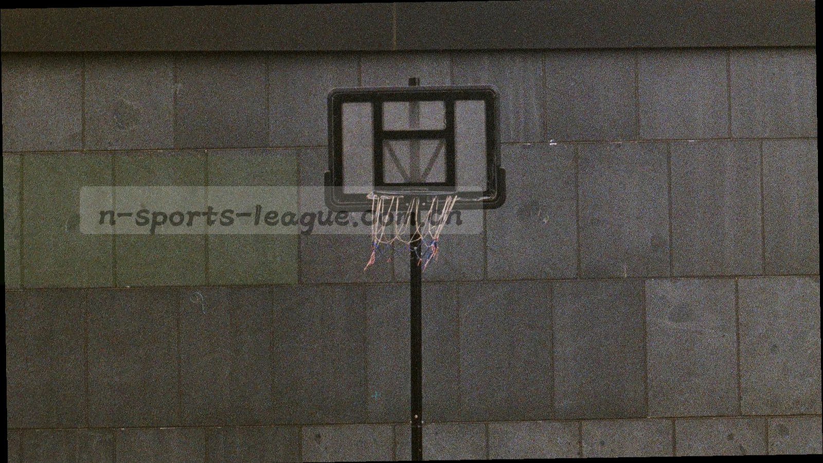 低饱和暮色天空与球场灯带叠成的抽象画面，边缘有斜向切割光带，不含文字与人物